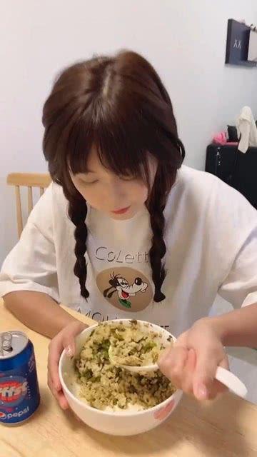 娱乐吃瓜酱情侣日常,娱乐吃瓜酱情侣的甜蜜瞬间
